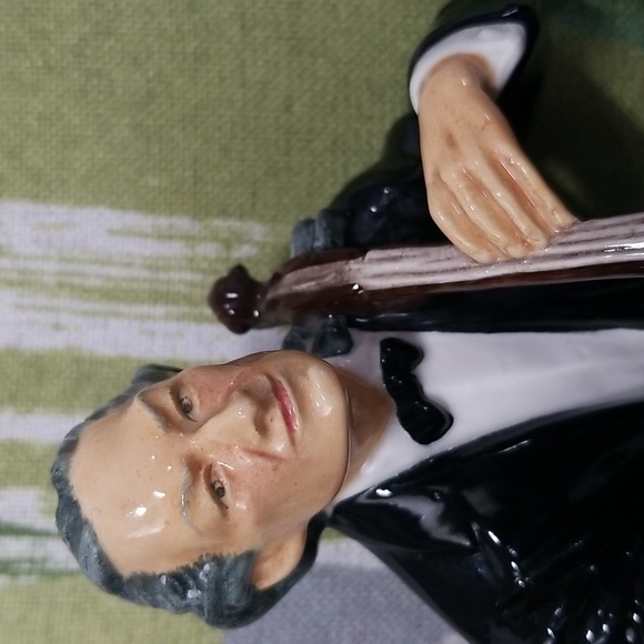 🎶Rare Royal Doulton Cellist Figurine In Excellent Condition🎶Made In England - Picture 3 of 17